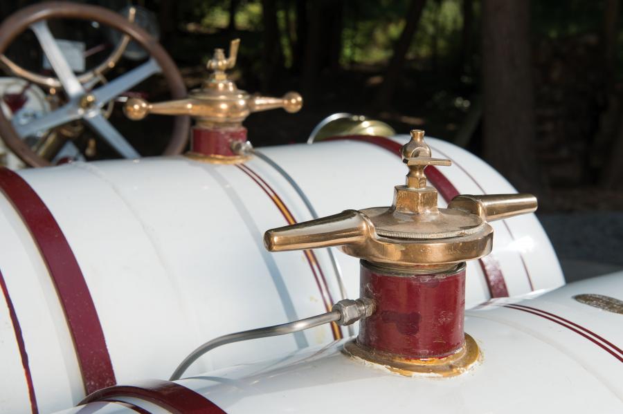 Детали интерьера American LaFrance Speedster 1923 года  (фото 27 из 34)